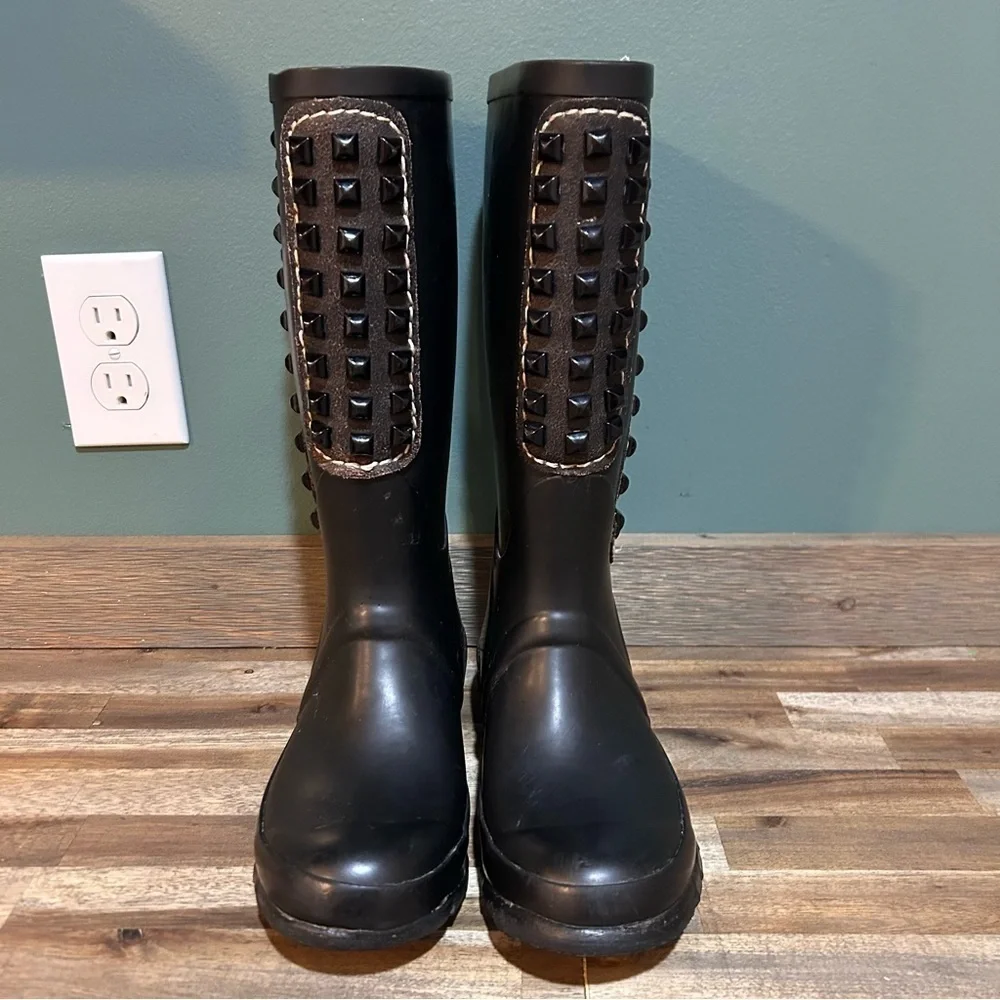 BCBGMAXAZRIA Studded Rain Boots – Black – Women’s Size 6